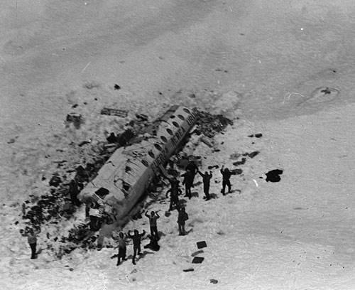 Parrado, 'Bizi kurtaracak birilerine ulamak iin tek ansmzn And Dalar'n aarak ili'ye gemek olduunu biliyorduk' diyor ve devam ediyor: 'Bunun neredeyse imkansz olduunu da. Enkazn yannda geirdiimiz iki ayn sonunda alktan, souktan iyice zayf den bedenlerimizin bu yolculua dayanacan sanmyorduk.' Ve Parrado yola karken geri kalan arkadalarndan Carlitos'a, 'Eer yiyecein biterse annemi ye ya da kz kardeimi' demeyi ihmal etmiyor.