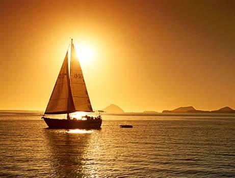 <p><b>DENZDE BR KAYIK NDE... </b></p>         Bir okyanus kaynda toplamda en fazla zaman geirme rekoru 940 gn ile Peter Bird'e ait. 1974'ten 1996'ya Atlantik'i, Pasifik'i geilerinde toplam 34 bin 325 km yol katetti.