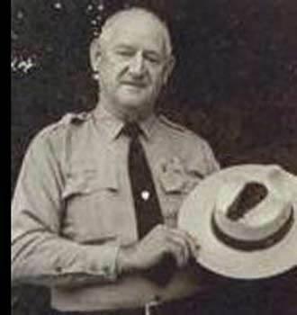 <p><b>YILDIRIM ARPMASINDAN EN OK KURTULAN K... </b></p>         Yedi kez yldrm apran ve hayatta kalabilen tek kii bir orman korucusu "paratoner insan" Roy C Sullivan. Roy yldrm arpmalar yznden, byk ayak parmann trnan, kalarn kaybetti. Sol omzu yand. Salar tututu. Ayaklar yand. Sa ayak bilei sakatland. Gs ve midesi yand.     Sullivan 1993'te ld. Yldrm nedeniyle deil, ak hayatndaki bir reddi kaldramayarak kendi elleriyle yaamna son verdi.