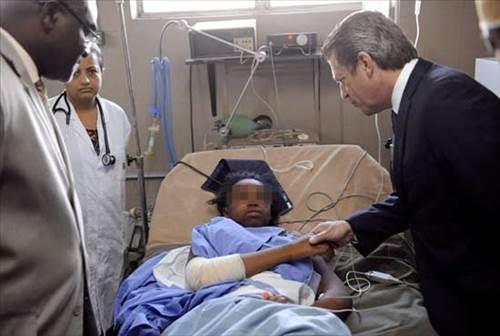 <p><b>OKYONUSTA 13 SAAT...</b></p>         Hint Okyanusu?ndaki Komor adalar yaknnda den Yemen uandan kurtulan tek kii olan 14 yandaki Bahia Bakari, denizde uak enkazndan paralara 13 saat sreyle tutunarak hayatta kalmay baarmt.