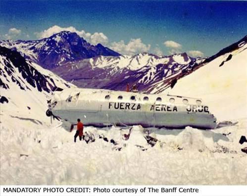 Parado'nun anlattklar gre gnler getike kazazedeler kendilerini zor bir karar aamasnda bulurlar: Ya len arkadalarn yiyecek ya da alktan lerek onlara katlacaklardr.