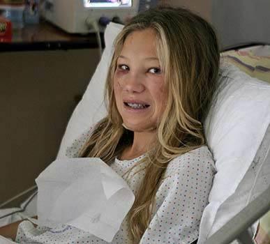 <p><b>STNE DEN VALZ DONMAKTAN KURTARDI</b></p>         Panama'da  kiiye mezar olan uaktan canl kan tek kii 13 yandaki ngiliz Francesca Lewis hayatn stne den valize borlu. Gen kz zerine den valiz ve iindekiler sayesinde soukta donmadan 2.5 gn kurtarma ekiplerini bekleyebildi.