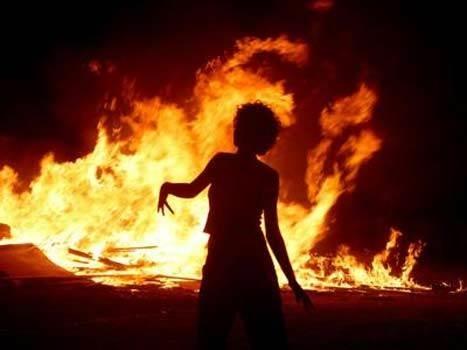 <p><b>EN YKSEK ORANDA YANIKLA YAAYAN K</b></p>         David Chapman vucudunun yzde 90' yanmasna ramen yaayabilen ilk kii oldu. 2 Temmuz 1996'da bir benzin deposunun patlamas ve vcudunun tamamen petrole bulanmas sonucu ingiltere, Essex'deki St. Andrew's Hastanesi'ne kaldrlan Chapman'n l derisini ayrmak iin cerrahlar 36 saat harcad. 16 yandaki gen, dokuz ay deri nakli tedavisi grdkten sonra uzman tedavisi iin ABD, Teksas'a utu.