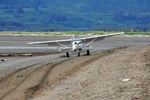 Her ey ABD'li bir adamn balk tutmak iin ua ile Alaska'nn uzak kelerinden birine gitmesiyle balad. Adam uan indirdikten sonra balk tutmak iin ihtiyac olan her eyi alp gl kysna gitti.