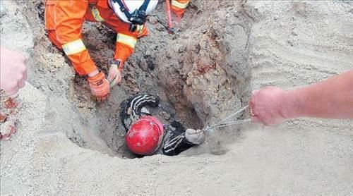 naatta ii olarak alan 34 yandaki Mingmei Xiong, yanllkla yaklak 25 metrelik kum ukuruna dt ve ardndan kum duvarnn zerine yklmasyla kumlarn altnda kald.