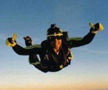 <p><b>3 BN METREDEN DT LMED!</b></p>         ngiltere'nin Shropshire kasabasnda 3 bin metre ykseklikten paratle atlayan 40 yandaki Paul Lewis, yere akld. Ancak ansl adam, uak hangarnn atsna dt. Lewis, yedek paratnn de atdaki civatalara taklmas ile yaklak 15 metre ykselikten yere dme tehlikesinden de kurtuldu. Bylece Lewis olaydan yara almadan kurtuldu.