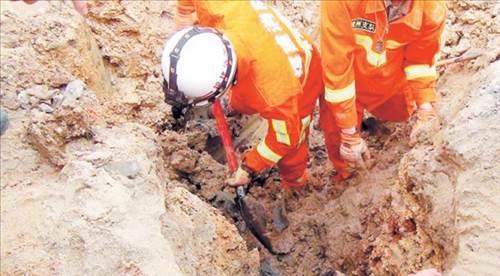  arkadalar ve itfaiye ekibinin youn abalar sonucu yaklak 30 dakika sren kurtarma operasyonunun ardndan kumun iinden karlabilen gen kadnn bandaki sert baretinin iinde kalan hava sayesinde nefes alabildii ve bu sayede de kurtulduu belirtildi.