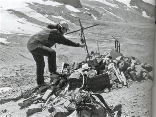 'Burada alktan leceiz' dedim. 'Bizi bulamayacaklar.' 'Bilemeyiz ki' dedi Carlitos. 'Biliyorum ve sen de biliyorsun' diye cevap verdim. 'Nando, ok zayfladn. Burada hi yiyecek de yok.' 'Var' dedim. 'Ne demek istediimi biliyorsun.' 'Kahretsin Nando' diye fsldad Carlitos. "Da banda bu ekilde 72 gn geti. yice umutsuzlua kaplnca, bir orabn iine etleri doldurarak, takm arkadam Roberto Canessa ile yardm bulmak iin yola koyulduk. 10 gnde 112 kilometre gidip kurtulduk."