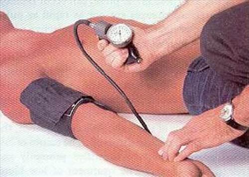 <p><b>NABIZ ATMADAN</b></p>         imdiye kadar nabiz atmadan en uzun sre hayatta kalabilme rekoru  gn. Julie Mills ciddi kalp problemleri ve viral kalp kas iltihabndan dolay lmle burun buruna gelmiti. 14 Austos 1998'de ngiltere Oxford John Radcliffe Hospital'dan kalp cerrahlar, kalbinin toparland bir hafta boyunca kalp pompasyla Julie'yi destekledi.