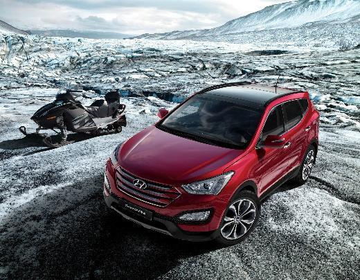 <p><b>Hyundai:</b></p> Santa Fe, i10 Trkiye'ye 1.1 milyar liralk yatrm yapma karar alan Hyundai, bu yl merakla beklenen SUV modeli Santa Fe'nin yenisini sizlerle buluturacak. Araca ilk bakta daha kasl ve sert hatlar dikkaki ekiyor. Dev yatrm hamlesi Aralk'ta ilk meyveleri vermeye balayacak. smi henz resmi olarak aklanmasa da yeni i10, zmit fabrikasndaki bantlardan kmaya balayacak.