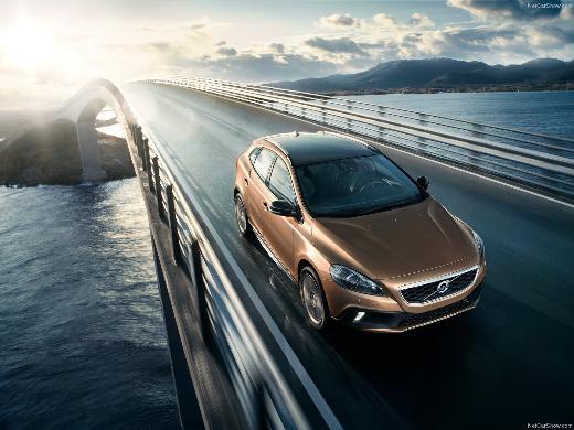 <p><b>Volvo:</b></p> V40, V40 Cross Country, V40 R-Design 2012 ylnda sat rekoru kran Volvo, 2013'te yeni V40 ailesiyle gvde gsterisi yapacak. S40'n yerini alan hatchback V40, ubat'ta showroomlarda sergilenmeye balad. V40'tan 4 cm daha yksek olan ve d grntsyle farkllk yaratan V40 Cross Country ve sportif V40 R-Design de yine ubat aynda yollara kt. Yeni Volvo V40 Trkiye'de 213 beygirlik T5, 180 beygir gcnde T4, 150 beygirlik T3 benzinli ve 115 beygir g reten 1.6D D2 dizel motor seenekleri ile satlacak. Volvo Car Trkiye, 2013'te Cross Country ve R-Design modelleri ile birlikte 1.200 adet V40 satmay planlyor. Volvo Car Trkiye, 2013?de yeni Volvo V40, V40 Cross Country ve V40 R-Design modelleriyle birlikte satlarn yzde 7.7 artrmay hedefliyor.