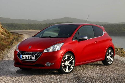 <p><b>Peugeot:</b></p> 208 GTi, RCZ, 2008 Fransz marka 2012'nin son dnemini 207'nin yerini alan 208 ve dnya lansman lkemizde yaplan sedan modeli 301'i pazara sunarak iddial kapatt. Bu yl yeni model furyas devam edecek. Her zaman sportif modelleriyle adndan sz ettiren Peugeot bu kez 208 GTi ile sahne alacak. 200 beygir g reten 1.6 litre benzinli motora sahip otomobil, yln ikinci yarsnda asfalt alatacak. RCZ de yeni yzyle ikinci yarda ortaya kacak. Peugeot'nun mterilerine 2013'te srprizi olacak. Paris Otomobil Fuar'nda konsepti sergilenen B segmentine ynelik "2008" isimli SUV, yln son eyreinde sata kacak.