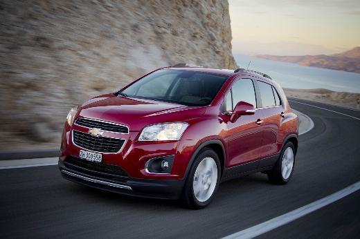 <p><b>Chevrolet:</b></p> Trax Chevrolet vergi avantaj yznden satlar patlayan kompakt crossover modasna uyan markalardan biri. Haziran'da sata sunulan Chevrolet Trax'te modern tasarmyla ne kyor. Arata, 140 beygir gcnde 1.4 litre benzinli ve 130 beygir g reten 1.7 litre Turbo Dizel motor seenekleri bulunuyor. Trax'te; yeni interaktif bilgi-elence sistemi MyLink dikkati ekiyor. Akll telefon ve dijital mzik alar sistemleri 7 inlik tam renkli dokunmatik ekrana entegre ederek hem srcye hem yolculara konfor sunuyor.
