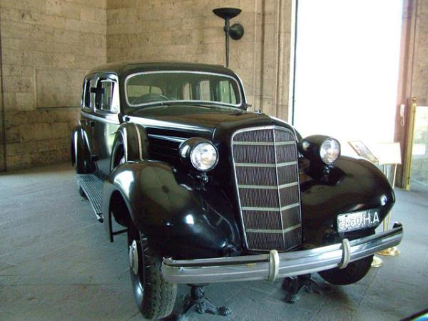 Kocaman bir zgaras ve mavi bir V12 amblemi var. Arabaya binip inmek iin alan bir basama mevcut. 3 ileri manuel vitesli, Stromberg karbratrl, 6.8 litrelik, 150 HP gcnde 12 silindirli bu otomobilden sadece 45 tane retilmi.