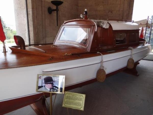 Deniz Kuvvetleri Komutanl tarafndan aslna uygun ekilde restorasyonu yaptrlan Atatrk?n gezinti teknesi, 29 Ekim 2007 tarihinden itibaren Antkabir?de 23 Nisan Kulesi iinde sergilenmeye balam.