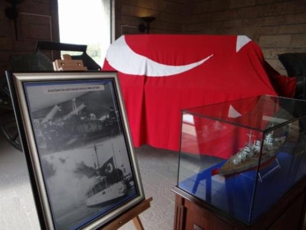 Kule iinde Atatrk'n naan 19 Kasm 1938 tarihinde stanbul Dolmabahe Saray'ndan alarak Sarayburnu'nda donanmaya teslim eden top arabas sergilenmekte.