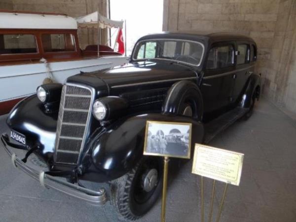 Trkiye  Bankas?nn Atatrk?e armaan ettii 1936 model Cadillac Antkabir, 23 Nisan Kulesi?nde sergileniyor. 12 silindirli bu muhteem Cadillac 80 serisinin motoru 6.8 litrelik ve 150 HP g retiyor.