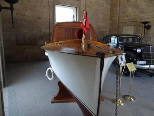 ubuk Baraj glnde Atatrk tarafndan gezinti iin kullanlan tekne 1937 ylnda Bayndrlk Bakanl tarafndan Hali Tershanesine yaptrlm. Ahap zeri fiber kaplama olan tekne 8,06 metre boyunda, 1,92 metre eninde ve 2200 kg arlnda.