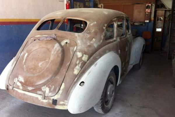 Komusundan 1950 model Opel Kapitan marka arac satn alan Sinan Gler, araca yeniden hayat vermek iin almaya balad.