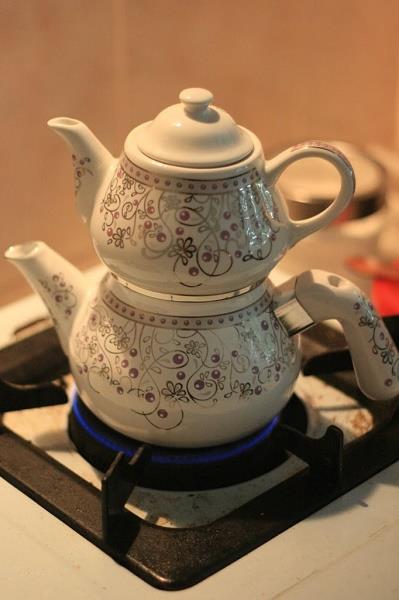 <p><b>Ocakta eksik olmayan aydanlk</b></p>  Fokur, fokur, fokur! Ocakta her zaman bir aydanlk vardr. Bazen kaynar, bazen kaynamaz. Ama o aydanlk ocaktan asla ayrlmaz.