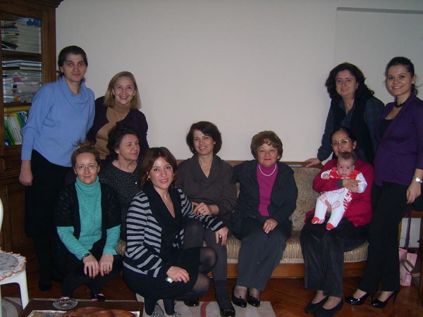 <p><b>st komu, alt komu ve yan komunun misafirlie gelmesi</b></p>  Anne evinin olmazsa olmaz ritelleridir. Anszn komular gelir, anszn anne komulara gider. Komuluklarn sadece "Bizimkiler" dizisinden ibaret olmadn gnmzde de devam ettiini grrz. Sk sk gelip giden komular yznden #AnneEvinde pek rahat olamasak da, st komunun inanlmaz breinden vazgeemeyiz.