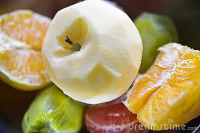 <p><b>Yemekten sonra soyulmu meyveler olmazsa olmazdr</b></p>  Srf yemekten sonra m? Her bolukta aznza bir elma, bir portakal, bir muz sokuturan o kutsal eller!