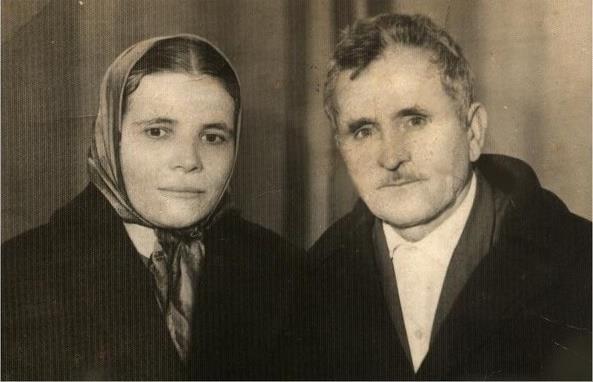 <p><b>Duvarda dede ve anneannenin nostaljik fotoraflar</b></p>  nce onlar vard, hibir zaman unutulmayacaklar