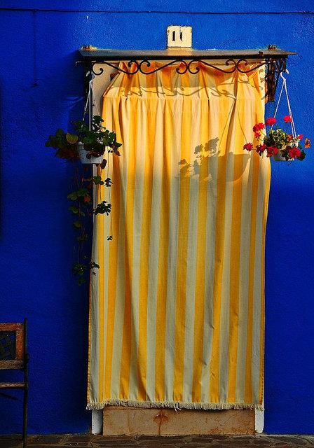 Bir zamanlar balk tutmaktan dnen ada sakini erkeklerin evlerini arp baka evlere girmesinler diye evler farkl renklere boyand rivayeti dolaan adann ne nedenle bylesine rengarenk olduu tam olarak bilinmese de bu hikaye de kulaa ho geliyor.