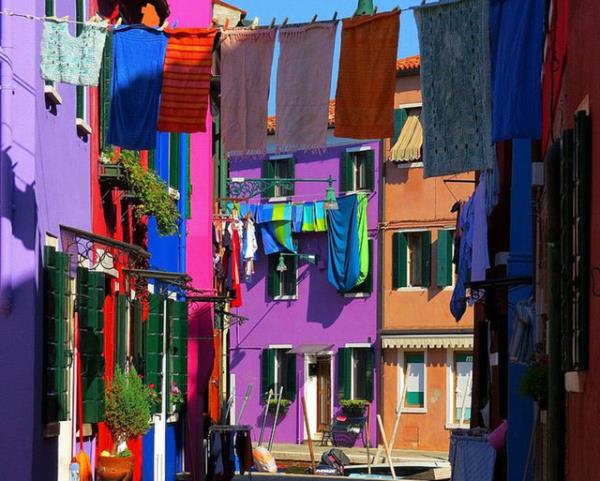 Gkkuann tm renkleri bu adada. Burano'da hemen her evin nnde mutlaka kendine ait ve evle ayn renk sandal var. Komularna bile bazen bu sandallarla giden ada halk evinin geimini de bu sandallarla balklk yaparak salyor.