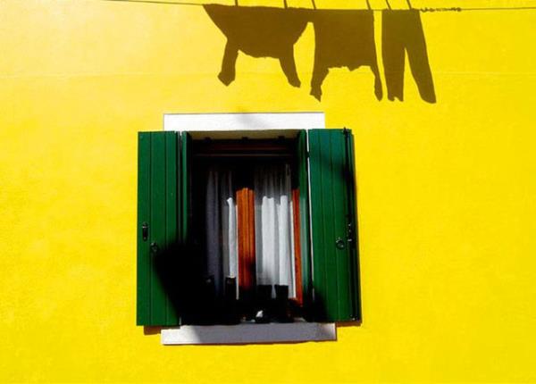 Burano'yu dier adalardan ayran bir dier zellik de dantelleri ile mehur olmas. Burano'nun darack sokak aralarnda gezinti yaparken sal sollu sralanm pek ok kk dkkanda dantel satld grlyor.