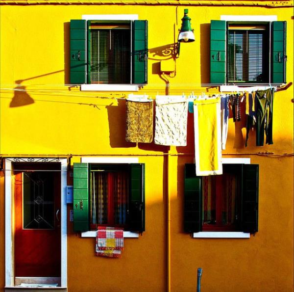 Burano Adas, Venedik'in 11 km. kuzeyinde yer alan 3500 nfuslu kk bir adadr. Gemite balklk ile kendini geindiren Burano'nun bugn en nemli geim kayna turizmdir.