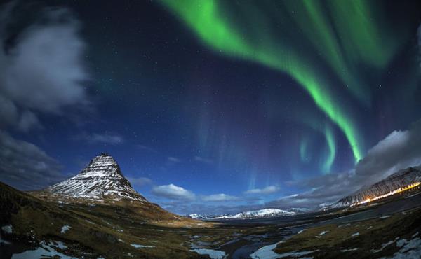 <p><b>26. Aurora Borealis </b></p>  zlanda'nn nl Kirkjufell blgesinde Aurora Borealis. Nicholas Roemmelt