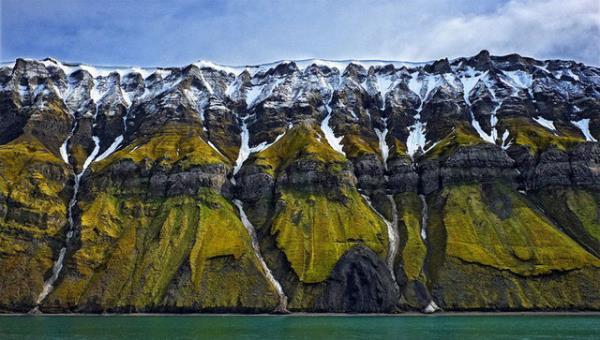 <p><b>23. Svalbard Uurumu </b></p>  Dalgalar tarafndan andrlm yosun kapl yeil bir uurum. Biraz karlar altnda kalm bu uurum sanki gerekten orada deilmicesine hayali grnyor. Stuart Chape