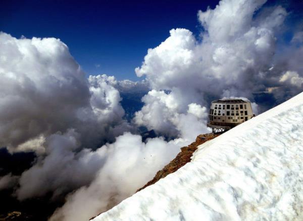 <p><b>20. Harika Gouter sna... </b></p>  Mount Blanc zirvesinden( 4810 metre ) dnyorduk. Yeni Gouter sna harika grnyordu. Mont Blanc, Chamonix, Fransa. Jean-Philippe Grimard