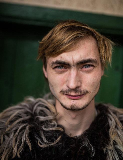 <p><b>18. Maskesi olmayan bir "Buso" </b></p>  Macaristan'da Buso Festivalinde erkekler koyun derisinden yaplan kyafet giyerler. Balarna ise ahap maskeler takarlar. Maskelerini sadece evlerinde karrlar. Baka hibir yerde maskesiz dolaamazlar. Zsolt Repasy