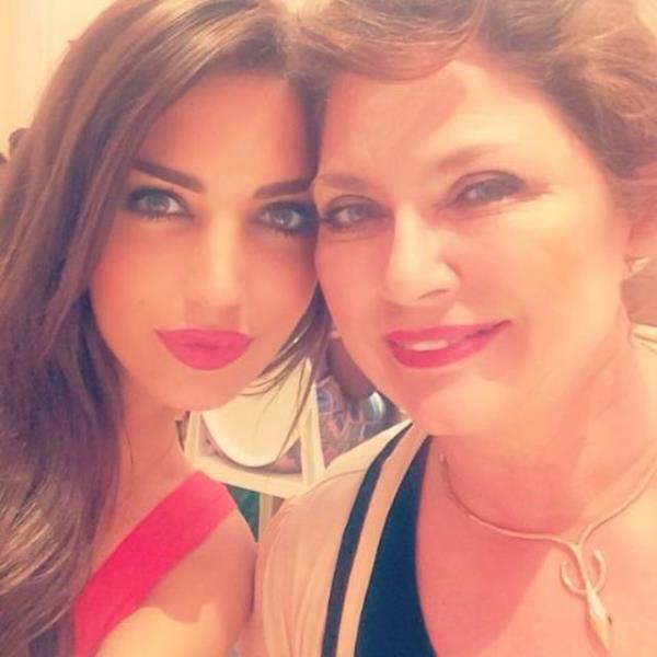YOLANTHE CABAU   Benim annem