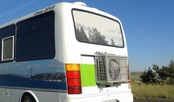 TEM Otoyolu'nda seyir halinde olan otobosn arkasna taklan kocaman klima, grenleri akna evirdi...