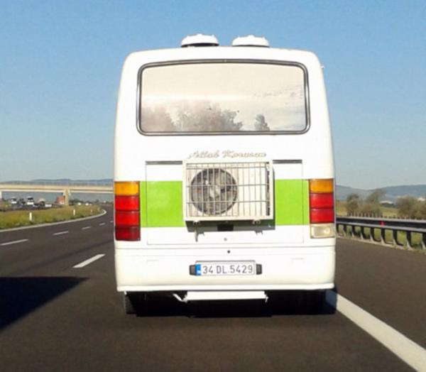 Klimal otobs, Bolu'dan Ankara istikametine giderken, dier srclerin dikkatini ekti. Bunaltan scak hava sebebiyle takld dnlen klima, otobsn arkasnda ilgin grnt oluturdu...