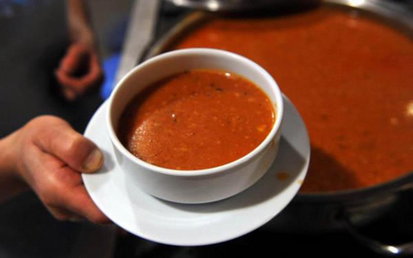 Domates lif zengini bir besindir. Lif bakmndan zengin beslenme; kolesterol kan ekerine destek olur.   <p>* Kan basncn azaltr. </p>  * Kansere kar korur.   <p>* Kilo ynetimini kolaylatrr. </p>  * Kanszlkla mcadelede yardmcdr