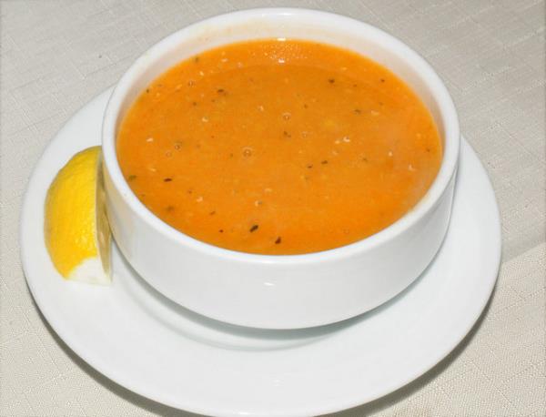 <b>TARHANA ORBASI:</b> Diyabet, hipertansiyon ve obezitenin tbbi beslenme tedavisinde glisemik indeksinin beyaz ekmekten dk olmas ve doyurucu zelliinin fazla olmas nedeniyle tavsiye edilen bir besindir.   * Yourt tketemeyen kiiler ve bebeklerin beslenmesinde ok iyi bir alternatiftir.   <p>Ayrca tahllarn fermentasyonu sonucu oluan tarhana probiyotik zellikte bir besindir. </p>  * Kurutulan besinlerde C vitamini yok denecek kadar azdr bu nedenle tarhana da sofrada salata vb.   <p>C vitamininden zengin besinlerle birlikte tketilirse besleyici deeri artar.</p>