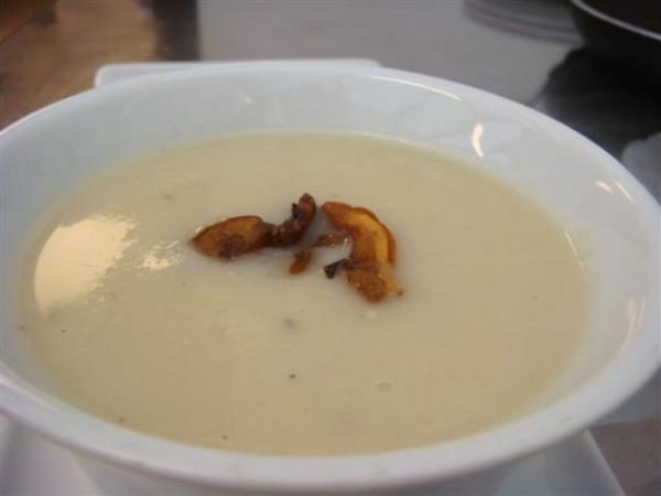 <b>KEREVZ ORBASI:</b> Olduka besleyici bir sebze olan kereviz A, B ve C vitaminleri ile bata fosfor olmak zere inko, bakr, mangan ve selenyum minerallerini ierir. Besin deeri ve faydas bakmndan Allah'n bir ltf olan bu bitki pek ok hastala iyi gelir.   <p>* Kandaki stresi hormonlarn azaltr ve sinir yorgunluunu giderir. </p>  * Vcudu kuvvetlendirir. Cinsel gc ve istei arttrr, iktidarszl giderir.  <p>* tah acdr. </p>  * Az kokusunu giderir.   <p>* ksr keser.</p>