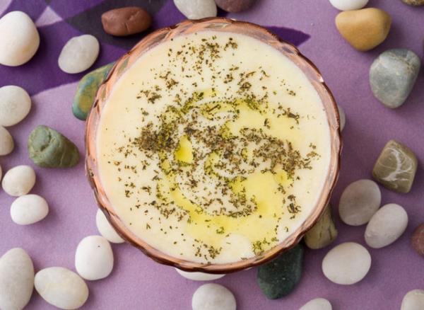 Gnde 150 gram yourt vcudun bir gnlk kalsiyum ihtiyacn karlar.   <p>* Yourttaki potasyum, kan basnc ve kalp atlarn dzenler.</p>   <p>* Yourt byme gelime anda di ve kemik geliimini hzlandrr, raitizmden korur, kemikleri glendirir ve krlmalar nler. </p>  * Yourt, bebeklere altnc aydan sonra ek olarak verilen ilk besinlerden biridir. Bylece bebeklerin kemik ve di geliimine yardmc olur. Baklk sistemlerini glendirir. Barsaklarda faydal mikroplarn oluumunu hzlandrr, ishalden korur.