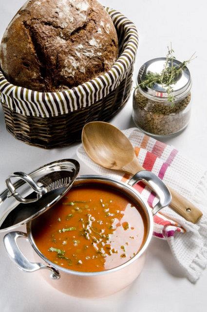 <b>MERCMEK ORBASI:</b>< Kandaki kt kolesterol dzeyini drr: Bylece kalp krizi geirme rizikosunu azaltr; kalp dostu bir besin olduunu kantlar.   * Yksek oranda lif iermesi nedeniyle mercimek eker hastalar iin deerli bir besindir: nk inslin ve kan ekerini drr.   <p>* Yksek lif ieriiyle peklie iyi gelir ve kaln barsaklarn almasn dzene sokar. Hemoroit ve dier kaln barsak sorunlarnda iyiletirici etkiler yapar. </p>  * Mercimek ierdii yksek orandaki demir ve folik asit nedeniyle kanszl nler.   <p>* Zengin potasyum iermesi nedeniyle yksek tansiyonu drc etkiler yapar.</p>  * Mercimek ierdii maddelerle bedenin kansere yakalanma rizikosunu azaltr.   <p>* Mercimek orbas itiinizde kuru baklagil tketmi olur ve posa almnz da artrm olursunuz</p>