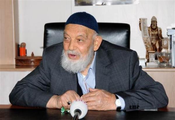 Bazlar, &#8217;Ahmet Hamdi amca bir olun cumhurbakan, bir olun da fabrika sahibi. Neden hala alyorsun?&#8217; diye soruyor. Onlara, paraya pula ihtiyacm olmadn, emekli maamn da olduunu hatrlatarak, evde oturunca skldm, almaya altm sylyorum.