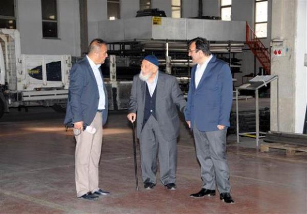 Yetenek, beceri ve dikkat isterdi. Fabrikaya her gn uruyor, makinalarn olduu imalat blmnde bir tur atp, giri katndaki odamda oturup, misafirlerle, i iin gelenlerle oturup konuuyorum. Daha sonra da olum Macit ile birlikte fabrika paydos ettiinde evimize gidiyoruz."