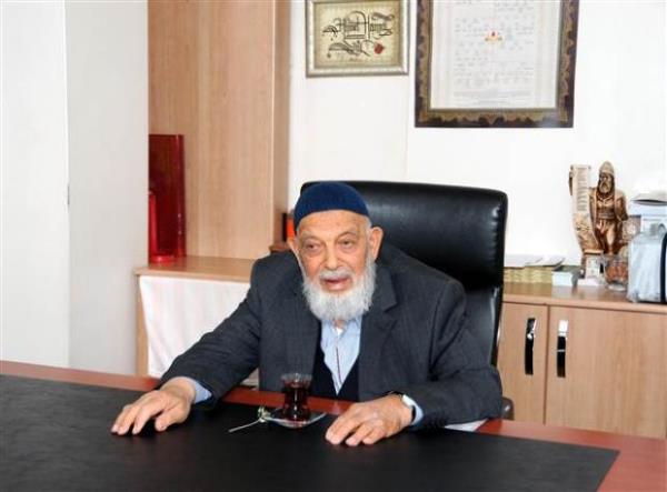 Kayseri Esnaf ve Sanatkarlar Birlii (KESOB) tarafndan 2003 ylnda &#8216;Yln Ahisi&#8217; seilen Ahmet Hamdi Gl, "Allah mr verdike, i hayatndan kopmam. Evde oturmak bana gre deil" diye ekledi.