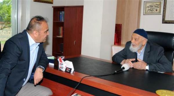 Cumhurbakan babas olmam, almayp, oturmamam gerektirmiyor. Bazen yrme gl ektiim iin bastonumla fabrikada bir tur atp, alanlarla konuuyorum.