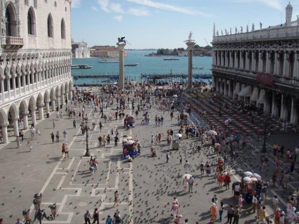 talya'nn Venedik ehrinde bulunan meydan, San Marco Kilisesi dahil Venedik'in en nl yaplarn barndrr.Bu meydan btn dnyada zellikle gvercinleriyle tannr. nl kafeler ve lks maaza ve restoranlara ev sahiplii yapmaktadr.