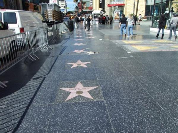 Los Angeles, Kaliforniya, ABD'de bulunan; Hollywood Bulvar ve Vine Street arasnda uzanan, nl yldzlarn adlarnn pembe yldzlar iinde yazl olduu bir yry yoludur. Bu kaldrmda 2.500'den fazla yldzn ismi bulunmaktadr.