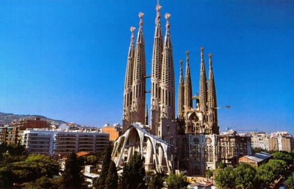 8. Sagrada Familia Kilisesi
